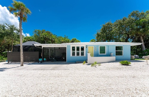 Englewood House | 🐬New Private Heated Pool and Hot Tub, Steps to the Beach🐬