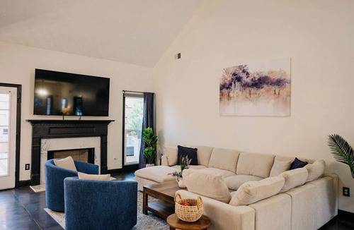 Town Center House | NEW Professional Designed, 5 min KSU, Hot tub, Fire pit, Grill, Game Room