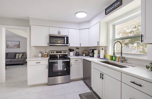 North Trail House | NEW Remodeled Pool Home w/Mini Golf By Downtown