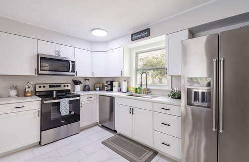 North Trail House | NEW Remodeled Pool Home w/Mini Golf By Downtown