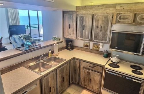 Seabreeze Park Condo | New Rental Discount - 3/2 Oceanfront 15th Floor North End Condo