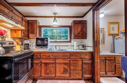 Ansted House | New! Rustic Creekside Cabin-Hot Tub, Cozy, Private