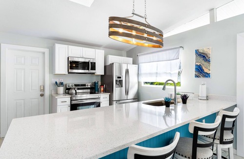 Sarasota House | NEW! Sea Mist Hideaway | Lanai, Outdoor Lounge + Fire-Pit!
