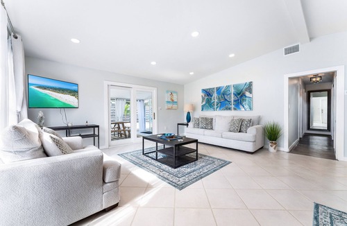 Sarasota House | NEW! Sea Mist Hideaway | Lanai, Outdoor Lounge + Fire-Pit!