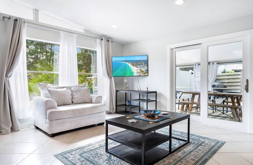 Sarasota House | NEW! Sea Mist Hideaway | Lanai, Outdoor Lounge + Fire-Pit!