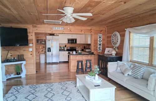 Tunnel Hill House | NEW! Sleeps 5 on Lake Kathy, close to I 75 interstate, Rest, Relax, Fish, Repeat