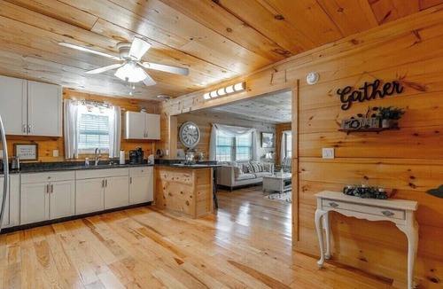 Tunnel Hill House | NEW! Sleeps 5 on Lake Kathy, close to I 75 interstate, Rest, Relax, Fish, Repeat