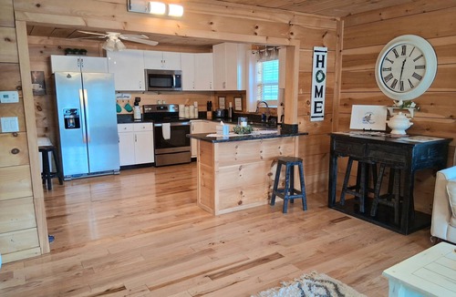 Tunnel Hill House | NEW! Sleeps 5 on Lake Kathy, close to I 75 interstate, Rest, Relax, Fish, Repeat