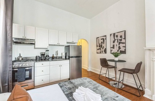 Center City West Apartment | New Studio in Center City | Sleeps 4 | Fast Wifi