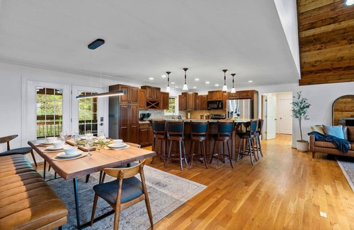 Canton House | NEW Stunning Views/Hot Tub/20 min to AVL sleeps 18