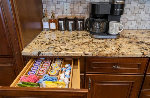 Canton House | NEW Stunning Views/Hot Tub/20 min to AVL sleeps 18