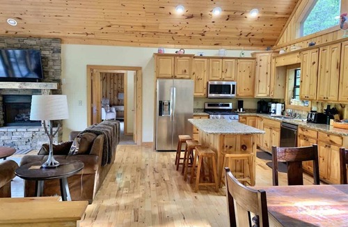 Cleveland Cabin | New! Sunrise Decks & Stargazing Hot Tub Game Room