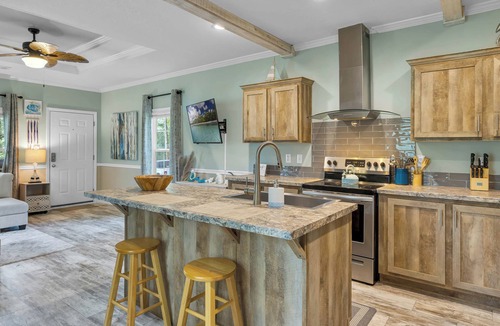 Bridgeport Heights House | ~NEW~ The Breezy Oak Bungalow ~ Rainbow Spring