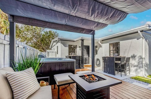 Jupiter House | * NEW* The Bungalow Jupiter! - Moremoments Rentals