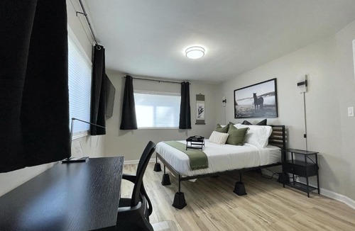 College Park Apartment | *NEW* The Cozy Haven, 5 minutes to ATL airport