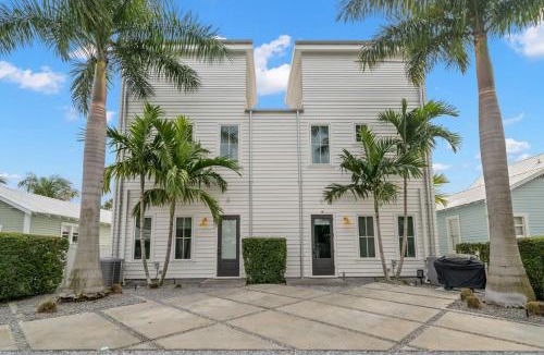 Historic Ybor House | NEW! The Humidor - 2 Epic, Luxury Ybor Townhomes, Steps to 7th Ave