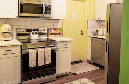 North Charleston House | *NEW* The Spoonbill 2 Kings 1 Full | 10M Downtown