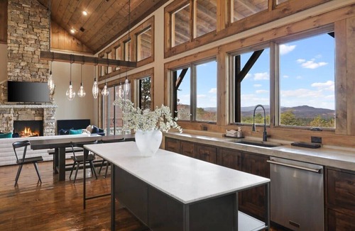 Morganton Cabin | *NEW* $ Views | LUX | Hot tub | King Beds |