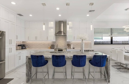 Naples Park House | New Villa! Close to the 🏖️! Heated Pool/Spa, Lanai, Grill, EV🔌! Two King beds!