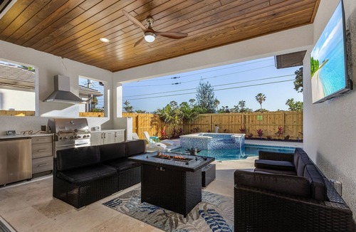 Naples Park House | New Villa! Close to the 🏖️! Heated Pool/Spa, Lanai, Grill, EV🔌! Two King beds!