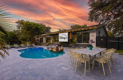 Golden Glades Villa | New Villa Jungle Paradise Heated Pool BBQ Soccer