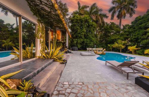 Golden Glades Villa | New Villa Jungle Paradise Heated Pool BBQ Soccer