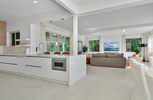 Northeast Coconut Grove House | NEW! Vizcaya Salt Water Pool House w Spa & Outdoor Kitchen