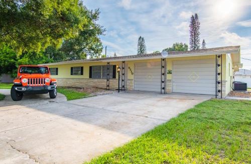 Gulf Gate Estates House | New York Avenue Rancher