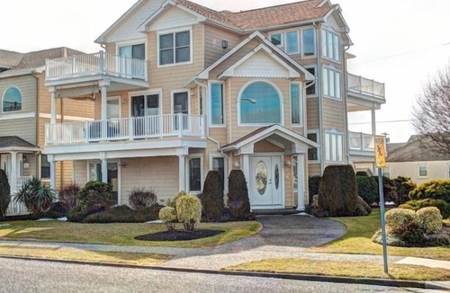 A-Zone House | Newer 4BR Home - Prime Location - Close To Everything - New rental
