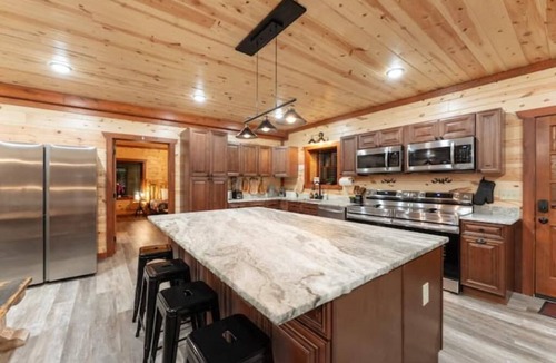 Caton Cabin | NewLuxuryCabin EVCharger Sauna HeatedIndoorPool Arcade Games Gazebo Sleep30EV4