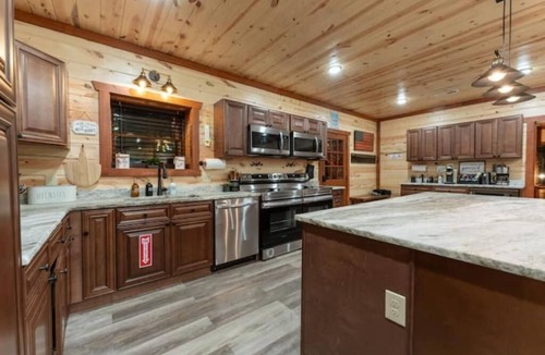 Caton Cabin | NewLuxuryCabin EVCharger Sauna HeatedIndoorPool Arcade Games Gazebo Sleep30EV4
