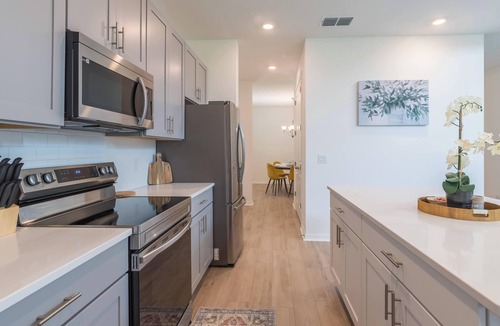 West Haven House | NEWLY Built Home. Disney World 15Min Drive! Themed 5 Bedroom, 3.5 Bath/Sleeps 13