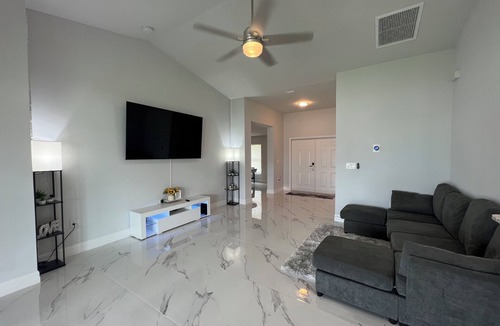 Sunshine House | Newly built home near SWIFlorida airport