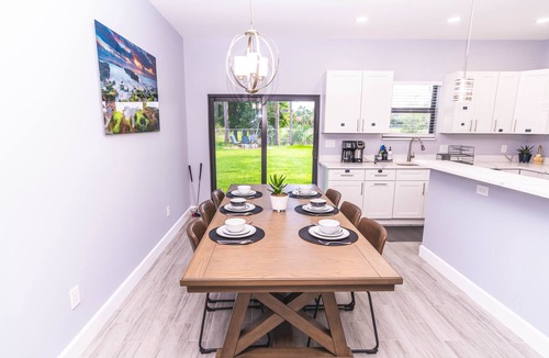 Jupiter House | Newly Built in 2023! 2 hole Putt-Putt, Fire-Pit, Huge Fenced Backyard, Lake View