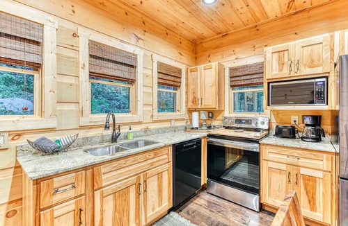 Gatlinburg Ski Chalet | Newly Built Luxe Chalet, Sleeps 10, Hot Tub, Deck
