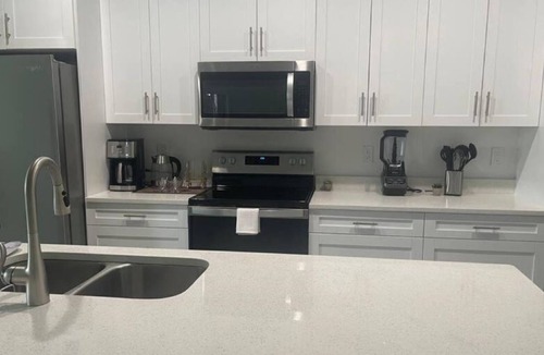 Eisenhower House | Newly Furnished, Private area with Beautiful Sunsets, Family/Pet-Friendly!