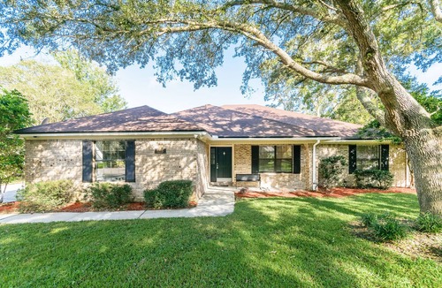 East Arlington House | Newly re-modeled, Spacious and Clean home in Great neighborhood - 65' SmartTV!
