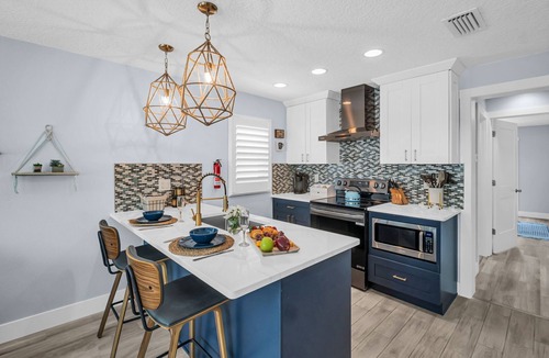 Indian Rocks Beach House | Newly Remodeled Modern Coastal Cottage- Walk to White Sand - Couples Retreat!