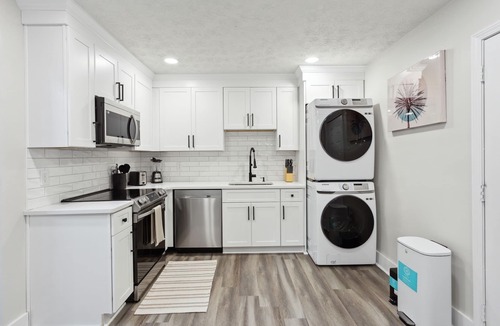 Athens House | Newly Remodeled 2 Bedroom home - 10 minutes to UGA!