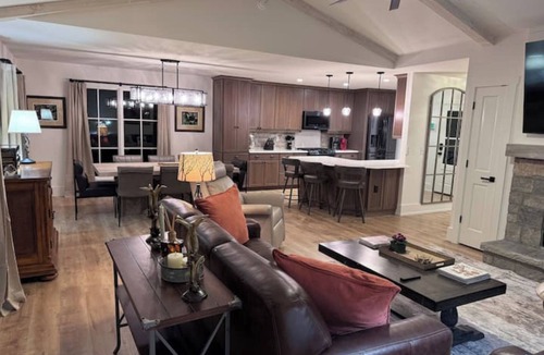 Sapphire Cabin | NEWLY REMODELED 4BR/4BA Home - Next available October 2026
