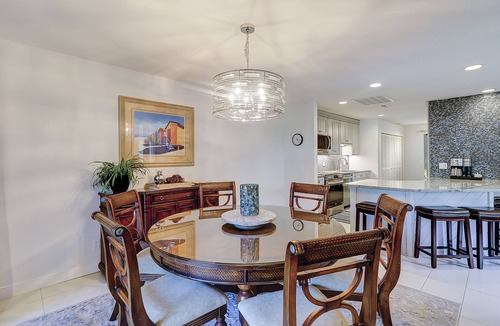 Hilton Head Island Condo | Newly remodeled dog-friendly island sanctuary with pool, deck, & lagoon view