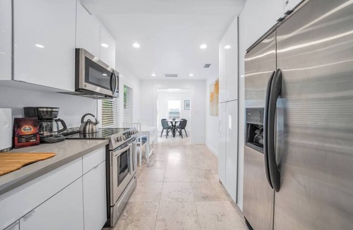 Southwest Coconut Grove House | Newly Remodeled Grove Bay | 1/1 Cottage