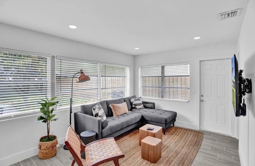 North Andrews Gardens House | Newly Remodeled Home with Backyard BBQ, FL