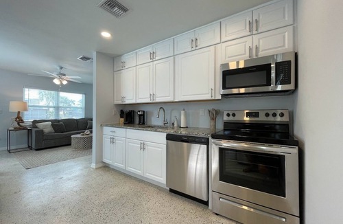 Fort Myers Beach House | Newly Renovated🌴Mango Villa - Steps away from beach/private heated pool🌞