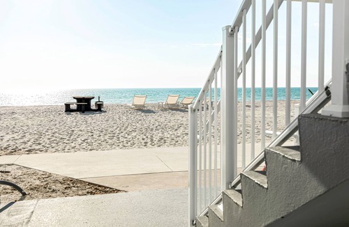 Boca Grande Condo | Newly renovated 2-bedroom beachfront condo in Boca Grande with pool, AC & WiFi