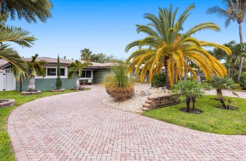 Santa Barbara Estates House | Newly Renovated 3 Bedrooms Near the Beach and Rest