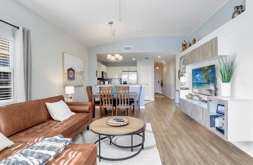 East Naples Condo | Newly Renovated Luxury Top Floor Condo! Walk to PickleBall! Gated/Pool/Gym