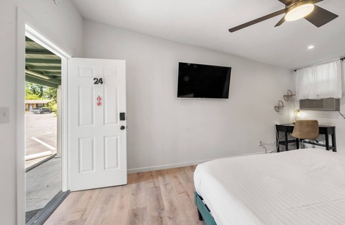 Hendersonville Hotel | Newly Renovated | Luxury Retreat