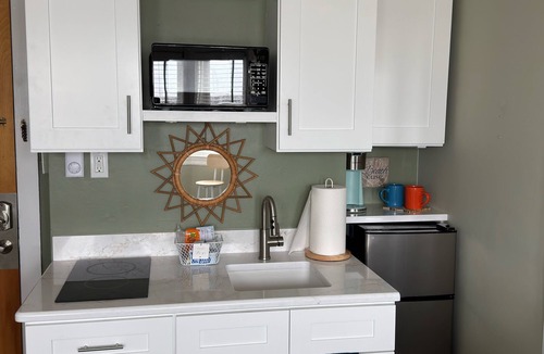 North End Apartment | Newly Updated Beach Block-500 steps to the beach-1920's Enchanted Boutique Condo