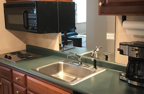 Hendersonville Apartment | Newly Updated Hendersonville Main Street Efficency 6th Floor Skyland Building